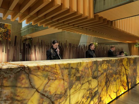 Meriton Suites World Tower - Tourism Caloundra 1