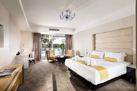 Swan River Hotel - Tourism Caloundra 2