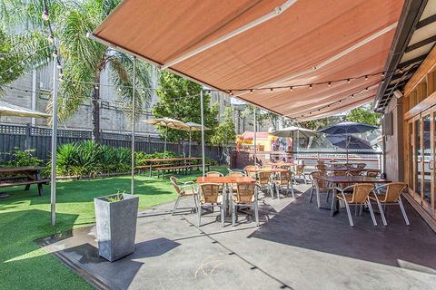 Nightcap at High Flyer Hotel - Tourism Caloundra 0