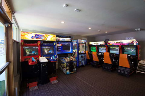 Nightcap at High Flyer Hotel - Tourism Caloundra 2