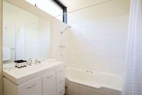 Nightcap at High Flyer Hotel - Tourism Caloundra 3