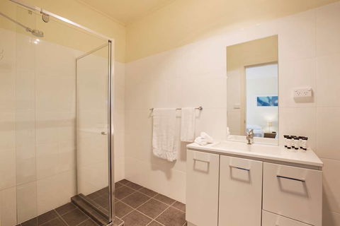 Nightcap at High Flyer Hotel - Tourism Caloundra 4