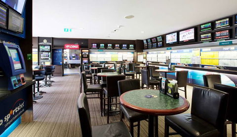 Nightcap at High Flyer Hotel - Tourism Caloundra 5