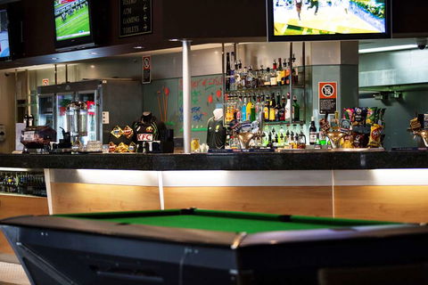 Nightcap at High Flyer Hotel - Tourism Caloundra 9