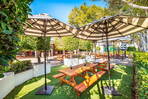 Nightcap at High Flyer Hotel - Tourism Caloundra 10