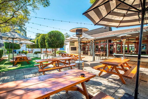 Nightcap at High Flyer Hotel - Tourism Caloundra 12