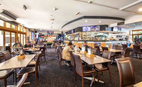 Nightcap at High Flyer Hotel - Tourism Caloundra 15