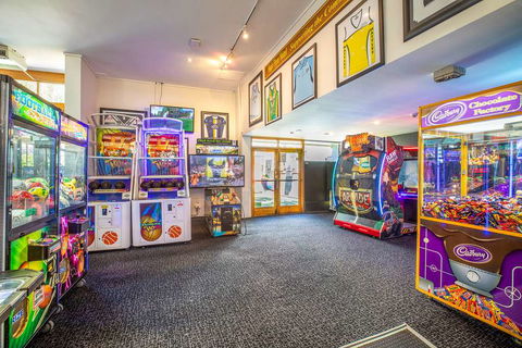 Nightcap at High Flyer Hotel - Tourism Caloundra 16