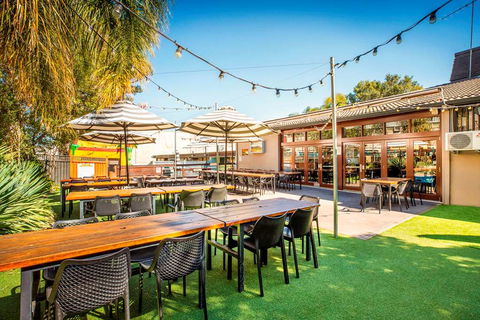 Nightcap at High Flyer Hotel - Tourism Caloundra 17