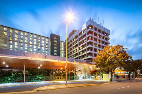 H on Smith Hotel - Tourism Caloundra 0