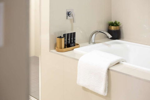 H on Smith Hotel - Tourism Caloundra 3