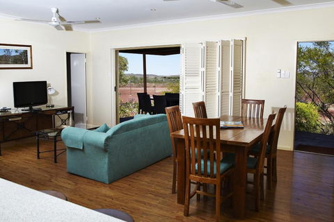Kimberley Hotel - Tourism Caloundra 2