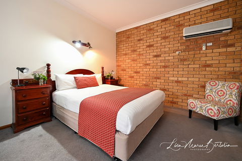 Narrandera Club Motor Inn - Tourism Caloundra 1