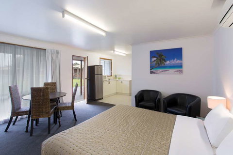 Best Western Colonial Village Motel - Tourism Caloundra 1