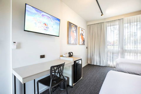 Nightcap At Sandown Park Hotel - Tourism Caloundra 2