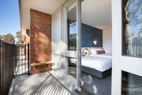 Nightcap At Sandown Park Hotel - Tourism Caloundra 3