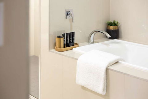 H on Smith Hotel - Tourism Caloundra 3