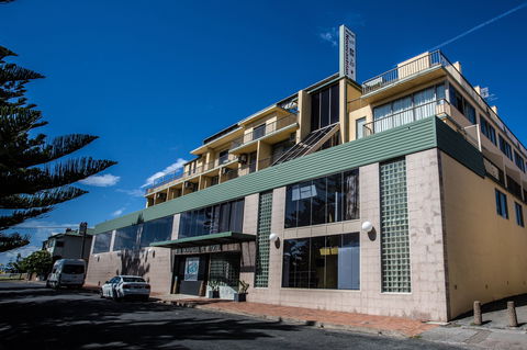 Alloggio Newcastle Beach Hotel - Tourism Caloundra 0