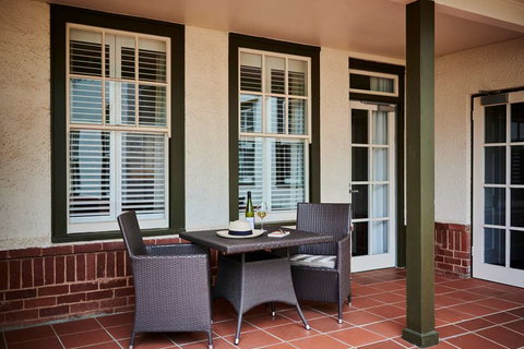 Hotel Kurrajong Canberra - Tourism Caloundra 1