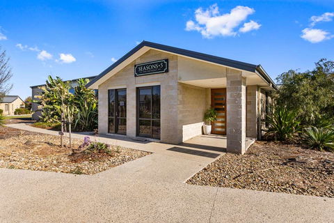Quality Suites Point Cook Seasons 5 - Tourism Caloundra 1