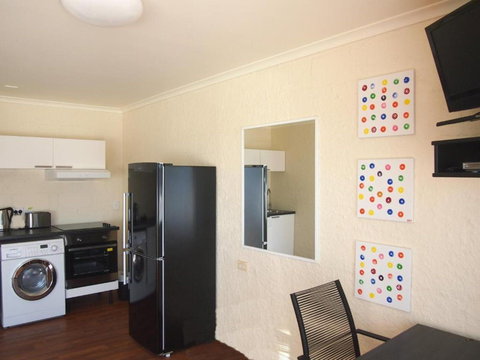 Siesta Central Apartments - Tourism Caloundra 2