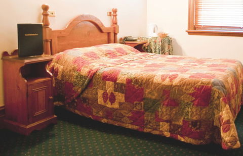 O'Malleys Hotel - Tourism Caloundra 1