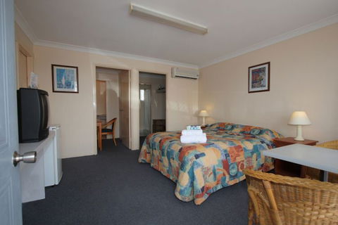 Alexander Motel & Peppercorn Restaurant - Tourism Caloundra 0