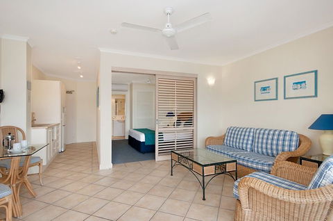 Macrossan House Boutique Holidays Apts - Tourism Caloundra 2