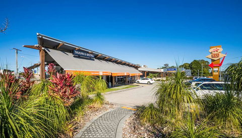 Nightcap at Golden Beach Tavern - Tourism Caloundra 1