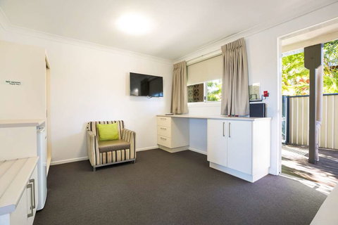 Nightcap at Golden Beach Tavern - Tourism Caloundra 2