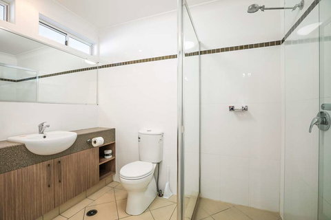 Nightcap at Golden Beach Tavern - Tourism Caloundra 3