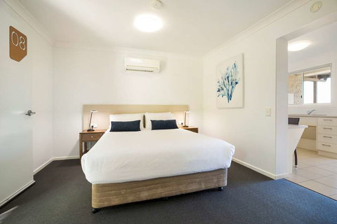 Nightcap at Golden Beach Tavern - Tourism Caloundra 5