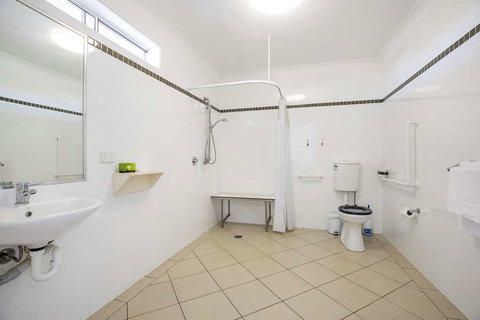 Nightcap at Golden Beach Tavern - Tourism Caloundra 7