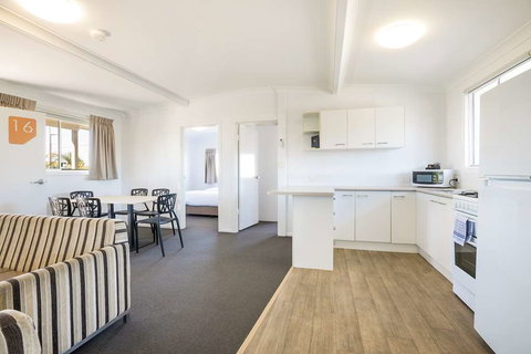 Nightcap at Golden Beach Tavern - Tourism Caloundra 8