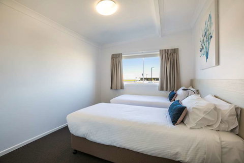 Nightcap at Golden Beach Tavern - Tourism Caloundra 12