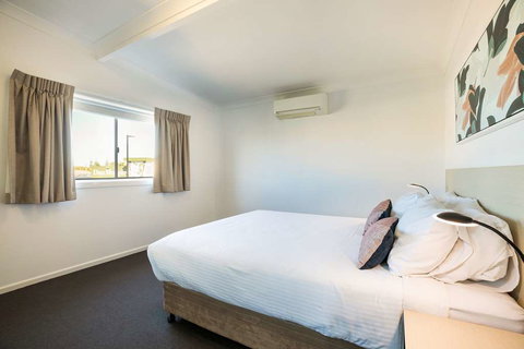 Nightcap at Golden Beach Tavern - Tourism Caloundra 13