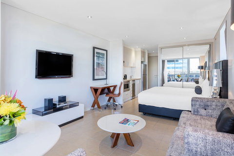Meriton Suites Broadbeach - Tourism Caloundra 0