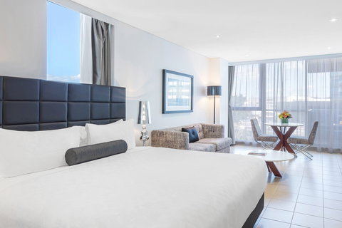 Meriton Suites Broadbeach - Tourism Caloundra 1