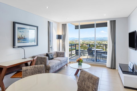 Meriton Suites Broadbeach - Tourism Caloundra 2