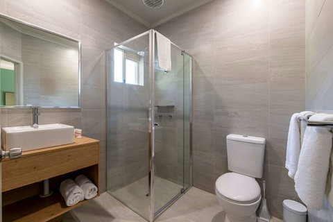 Nightcap at Waterfront Hotel - Tourism Caloundra 1