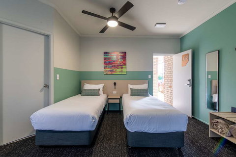 Nightcap at Waterfront Hotel - Tourism Caloundra 2