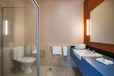 Burvale Hotel - Tourism Caloundra 2