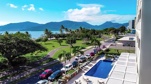 Holiday Inn Cairns Harbourside - Tourism Caloundra 1