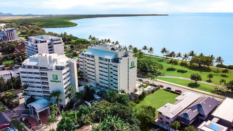 Holiday Inn Cairns Harbourside - Tourism Caloundra 2