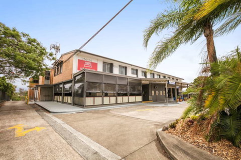 Camp Hill Hotel - Tourism Caloundra 0