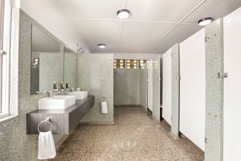 Camp Hill Hotel - Tourism Caloundra 1