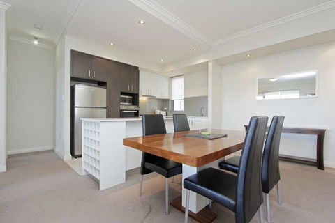 Zappeion Apartments - Tourism Caloundra 1