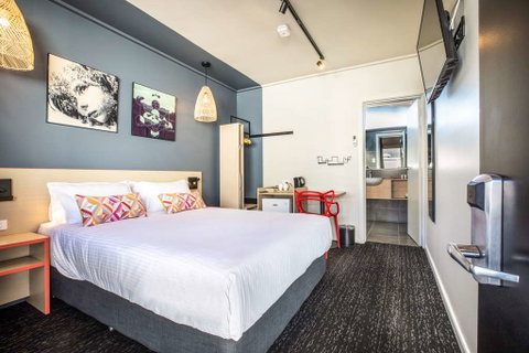 Monash Hotel - Tourism Caloundra 1