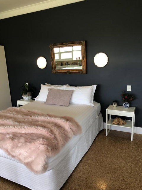 The Lake House Retreat - Tourism Caloundra 3