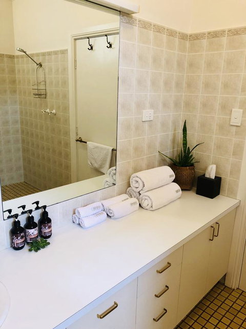 The Lake House Retreat - Tourism Caloundra 7